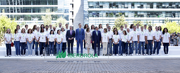 2016-07-05. Los Reyes, el ministro y Galán, con los voluntarios de Iberdrola