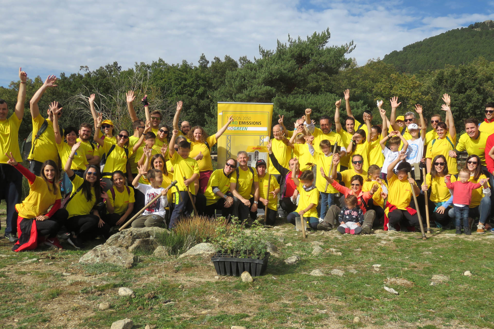 Reforesta acompaña a voluntarios de DHL en la plantación de árboles de Navacerrada para repoblar especies autóctonas. Octubre 2017