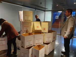 voluntarios red electrica kits higie bebes cruz roja española pobreza infantil