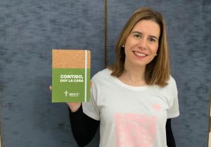 voluntaria allianz en la campaña el regalo mas util a favor de la asociacion española contra el cáncer
