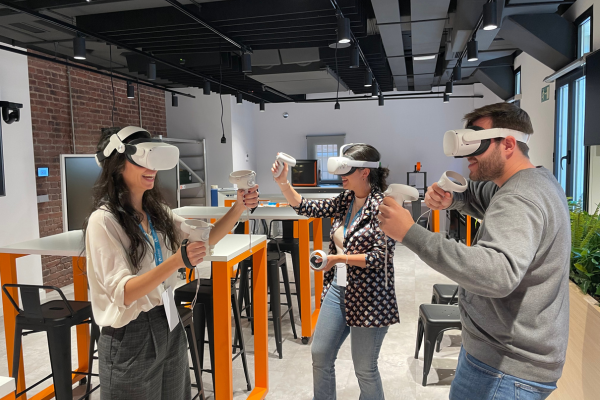 Personas probando las gafas de realidad virtual en la jornada de metaverso