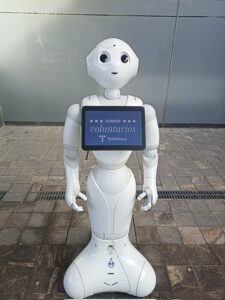 Un robot da la bienvenida al día del voluntariado de telefonica